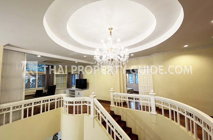 House with Shared Pool in Srinakarin 